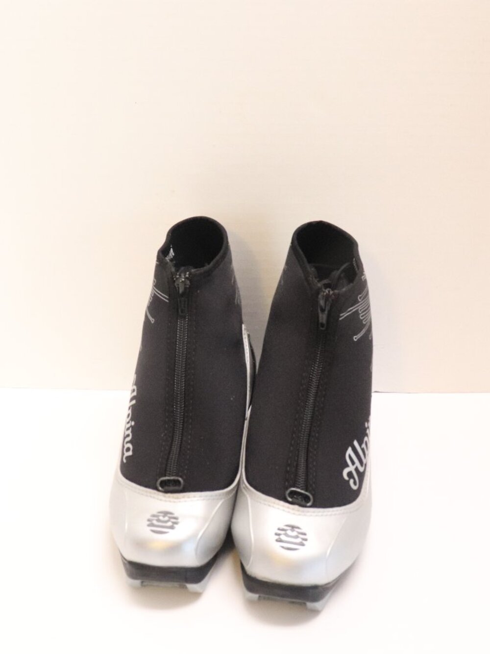 Alpina Women's Cross Country Ski Boots Like New in Box Size 51/2 Bl and Silver
